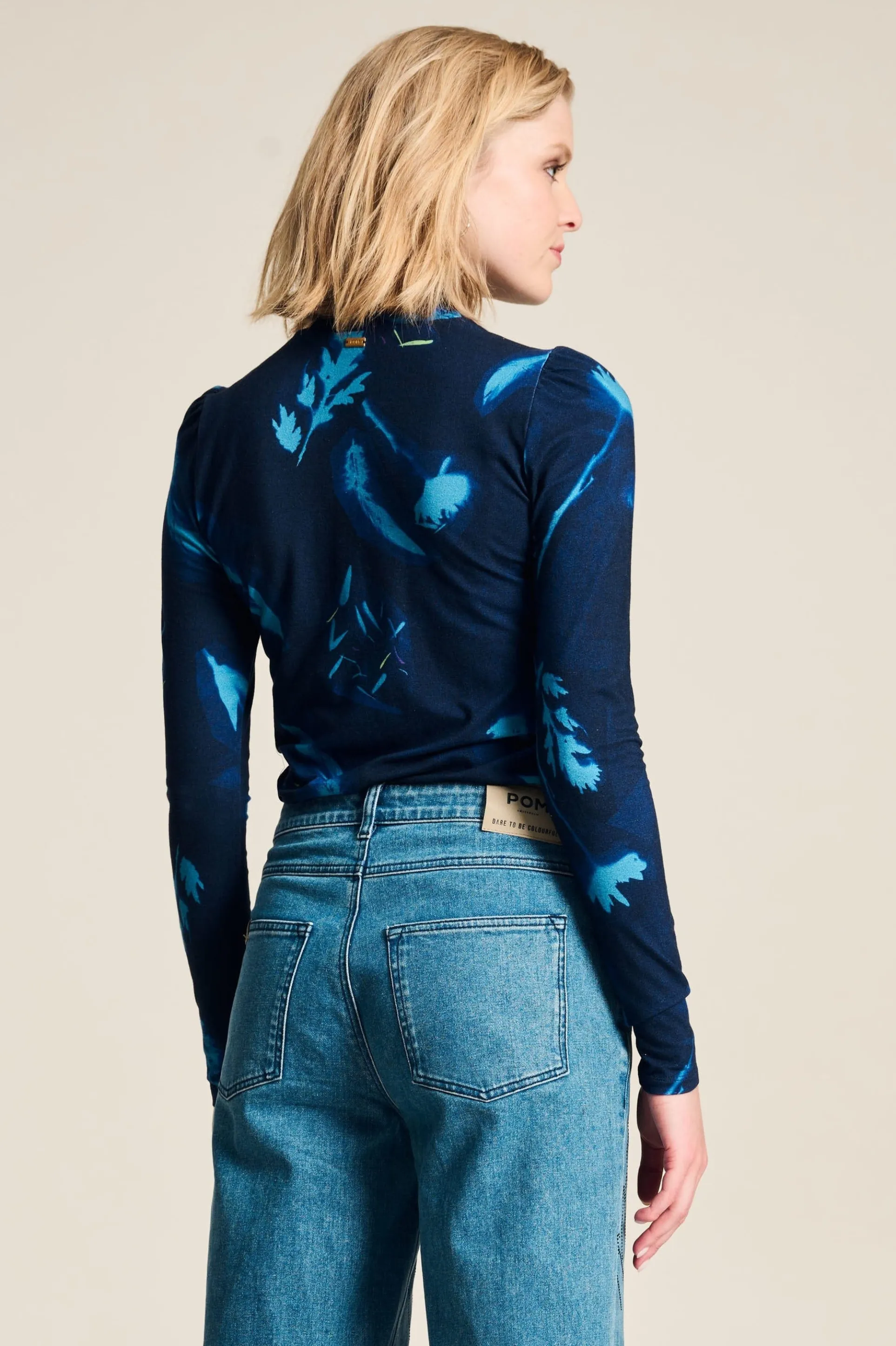 TURTLENECK Feathers And Florals